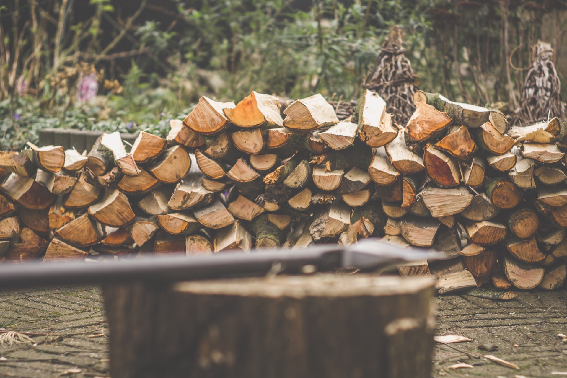 En flishugger fjerner nemt de store træstubbe